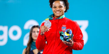 María Pérez sonrie con su medalla de plata en los Juegos Panamericanos Santiago 2023. (Foto: COPUR)