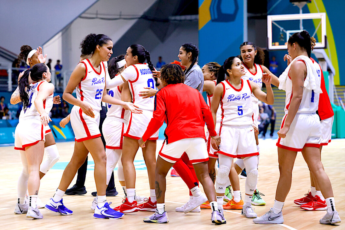 Puerto Rico celebra su victoria sobre Cuba en el baloncesto femenino, en Santiago 2023. (Foto: COPUR)
