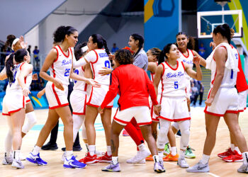 Puerto Rico celebra su victoria sobre Cuba en el baloncesto femenino, en Santiago 2023. (Foto: COPUR)
