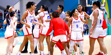 Puerto Rico celebra su victoria sobre Cuba en el baloncesto femenino, en Santiago 2023. (Foto: COPUR)