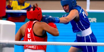 Stephanie Piñeiro gana por decision unanime su primer combate en Santiago 2023. (Foto: COPUR)