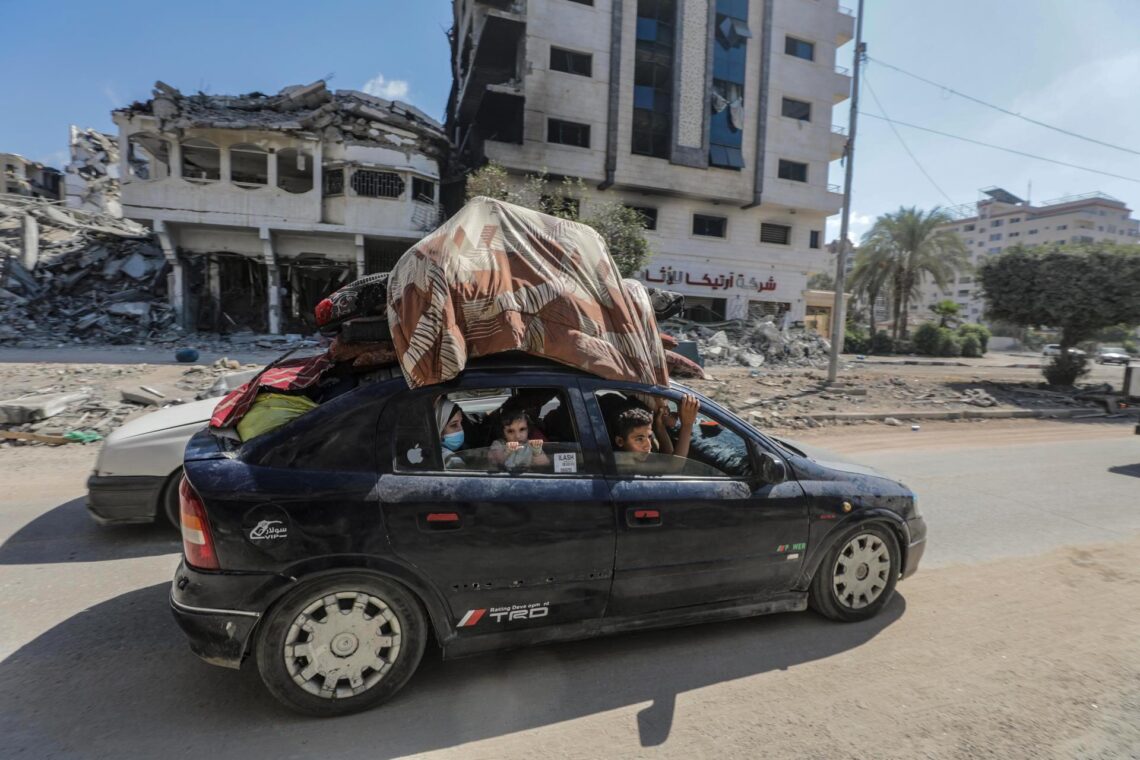 Residentes de Gaza comienzan a evacuar tras el aviso de Israel de una invasión terrestre en el norte. (Foto: Mohammed Saber / EFE)