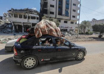 Residentes de Gaza comienzan a evacuar tras el aviso de Israel de una invasión terrestre en el norte. (Foto: Mohammed Saber / EFE)