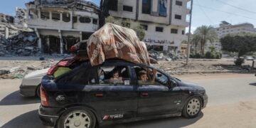 Residentes de Gaza comienzan a evacuar tras el aviso de Israel de una invasión terrestre en el norte. (Foto: Mohammed Saber / EFE)