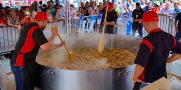 El arroz con pollo que se cocinará este domingo alcanzará para entre 800 a 900 personas. (Foto: Facebook / Willie Alicea)