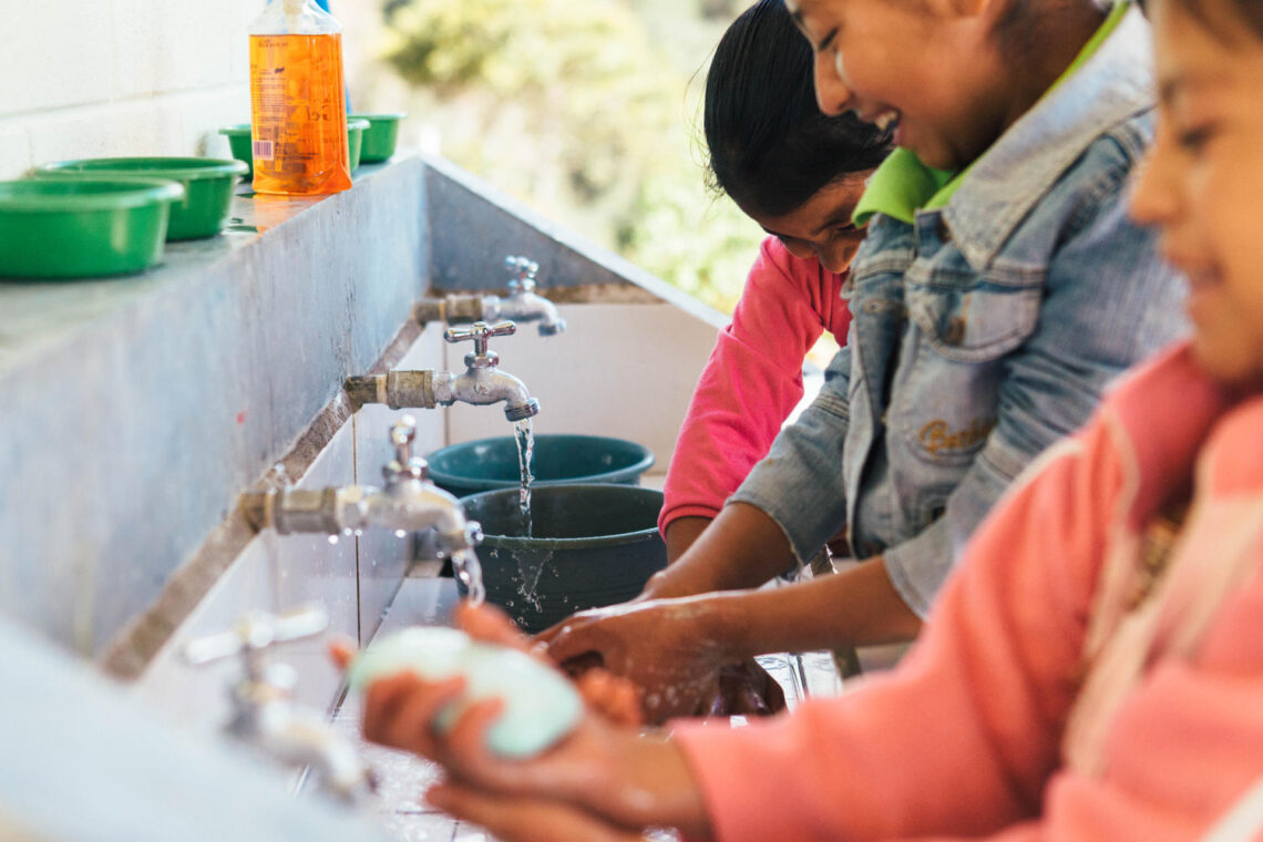Un grupo de niños lavándose las manos. (Foto: EFE/ Kimberly Clark)