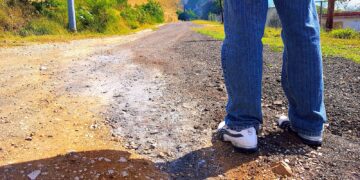 Toneladas de estas cenizas, generadas por la carbonera AES Puerto Rico (AESPR), fueron empleadas por el exalcalde Carlos Rodríguez Mateo como base para la reconstrucción de calles en esta comunidad salinense. (Foto: Omar Alfonso, archivo)