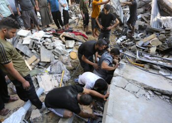 Palestinos buscan sobrevivientes entre los escombros tras un ataque israelí en Rafah, en la Franja de Gaza. (Foto: Hatem Ali / AP)