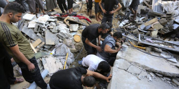 Palestinos buscan sobrevivientes entre los escombros tras un ataque israelí en Rafah, en la Franja de Gaza. (Foto: Hatem Ali / AP)