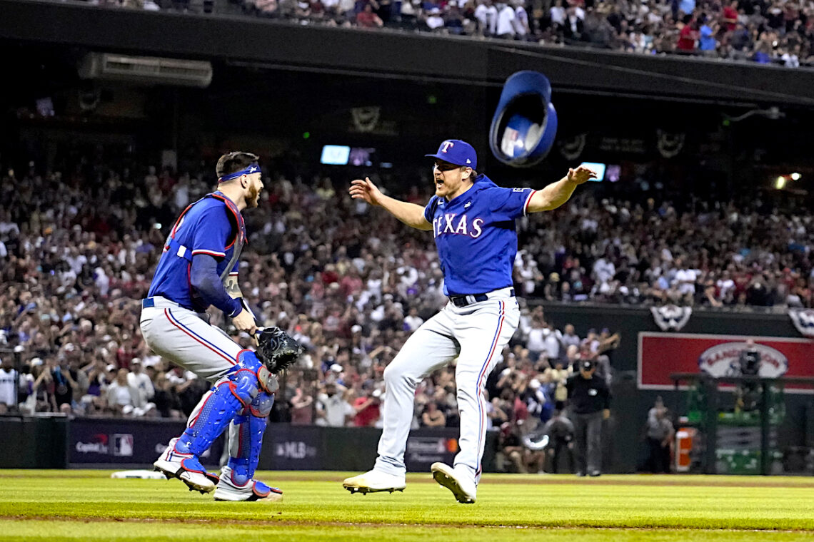 Jonah Heim, cátcher de los Rangers de Texas, festeja con el pitcher Josh Sborz tras ganar la Serie Mundial ante los Diamondbacks de Arizona. (Foto: Godofredo A. Vásquez / AP)