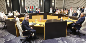 El secretario de Estado estadounidense Antony Blinken junto a los ministros del Exterior de Jordania, Ayman Safadi; Arabia Saudí, príncipe Faisal bin Farhan Al Saud; Qatar, Mohammed bin Abdulrahman Al Thani, EAU, Abdullah bin Zayed Al Nahyan; Egipto, Sameh Shoukry, y el secretario general del Comité Ejecutivo de la Organización para la Liberación de Palestina, Hussein al-Sheikh. (Foto: Jonathan Ernst / Pool vía AP)