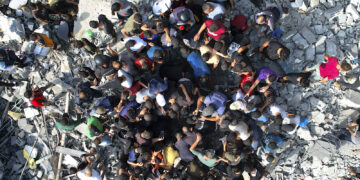 Palestinos buscan sobrevivientes entre los escombros que dejó un bombardeo israelí, en el campamento de refugiados Maghazi, en la Franja de Gaza. (Foto: Hatem Moussa / AP)