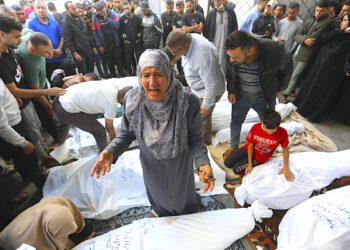 Palestinos lloran la muerte de familiares en un bombardeo israelí sobre la Franja de Gaza, en Rafah. (Foto: Hatem Ali / AP)