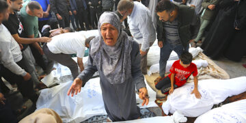 Palestinos lloran la muerte de familiares en un bombardeo israelí sobre la Franja de Gaza, en Rafah. (Foto: Hatem Ali / AP)