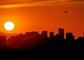 Un avión despega desde el Aeropuerto Internacional Sky Harbor mientras el sol se pone sobre Phoenix, Arizona, el 12 de julio de 2023. (Foto: AP/Matt York, Archivo)