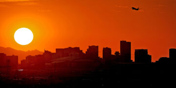 Un avión despega desde el Aeropuerto Internacional Sky Harbor mientras el sol se pone sobre Phoenix, Arizona, el 12 de julio de 2023. (Foto: AP/Matt York, Archivo)