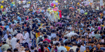 Multitud en un mercado de Diwali, en Mumbai, India. (Foto: Rafiq Maqbool / AP)