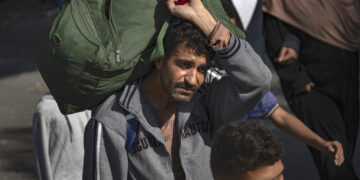 Palestinos huyen al sur de la Franja de Gaza. (Foto: Fatima Shbair / AP)