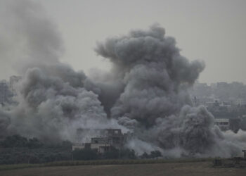 Las escenas de un ataque aéreo de las fuerzas israelíes en la Franja de Gaza pueden verse desde el sur de Israel, el domingo 12 de noviembre de 2023. (Foto: AP/Leo Correa)