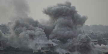 Las escenas de un ataque aéreo de las fuerzas israelíes en la Franja de Gaza pueden verse desde el sur de Israel, el domingo 12 de noviembre de 2023. (Foto: AP/Leo Correa)