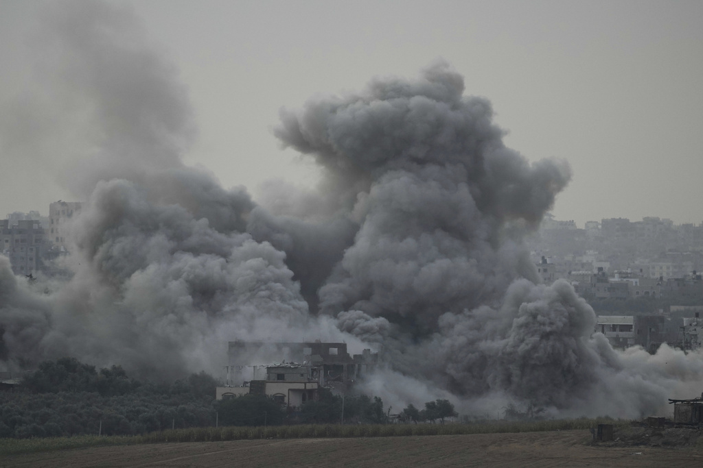 Las escenas de un ataque aéreo de las fuerzas israelíes en la Franja de Gaza pueden verse desde el sur de Israel, el domingo 12 de noviembre de 2023. (Foto: AP/Leo Correa)