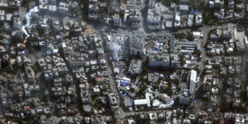 Hospital de Al Shifa y sus alrededores en Ciudad de Gaza, el sábado, 11 de noviembre de 2023. (Imagen por satélite/Maxar Technologies vía AP)