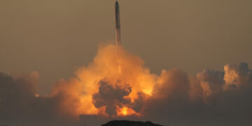 El cohete Starship de SpaceX despega desde Boca Chica, Texas, el 18 de noviembre de 2023. (Foto: AP/Eric Gay)