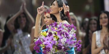 Miss Nicaragua Sheynnis Palacios reacciona tras ser coronada Miss Universo en la 72a edición de Miss Universo en San Salvador, El Salvador, el sábado 18 de noviembre de 2023. (Foto: AP/Moisés Castillo)