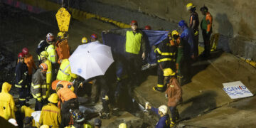 Equipos de rescate trabajan en el lugar donde se derrumbó un muro en la entrada de un túnel en Santo Domingo, República Dominicana, el sábado, 18 de noviembre de 2023. (Foto: AP/Eddy Vittini)
