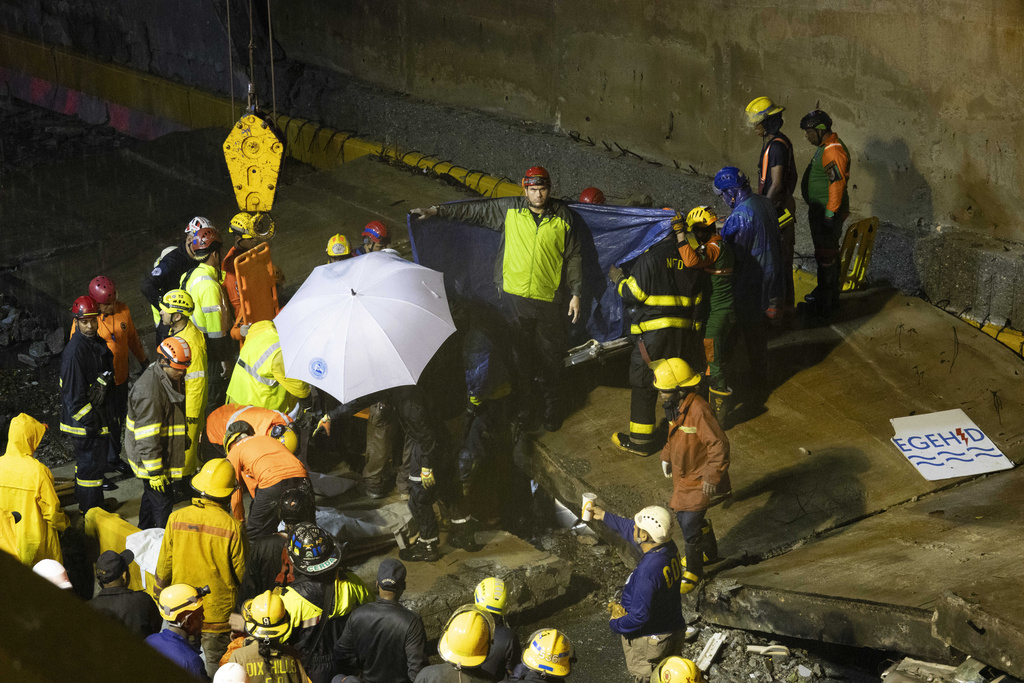 Equipos de rescate trabajan en el lugar donde se derrumbó un muro en la entrada de un túnel en Santo Domingo, República Dominicana, el sábado, 18 de noviembre de 2023. (Foto: AP/Eddy Vittini)