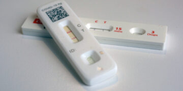 Pruebas de antígenos caseras de COVID-19 con resultado positivo fotografiadas en Nueva York, el 5 de abril de 2023. (Foto: AP/Patrick Sison, Archivo)