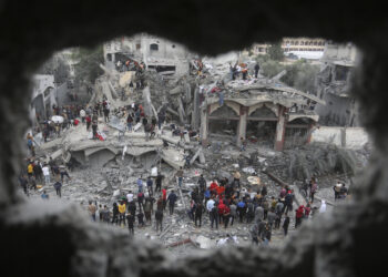 Palestinos buscan sobrevivientes de un bombardeo israelí en Rafah, en la Franja de Gaza, el 22 de noviembre de 2023. (Foto: AP/Hatem Ali)