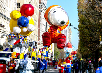 En esta imagen de archivo, un globo con forma de Snoopy astronauta en Central Park Oeste, en la ciudad de Nueva York, durante el desfile del Día de Acción de Gracias de Macy's del 2022. (Foto: Ted Shaffrey / AP, archivo)