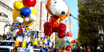 En esta imagen de archivo, un globo con forma de Snoopy astronauta en Central Park Oeste, en la ciudad de Nueva York, durante el desfile del Día de Acción de Gracias de Macy's del 2022. (Foto: Ted Shaffrey / AP, archivo)