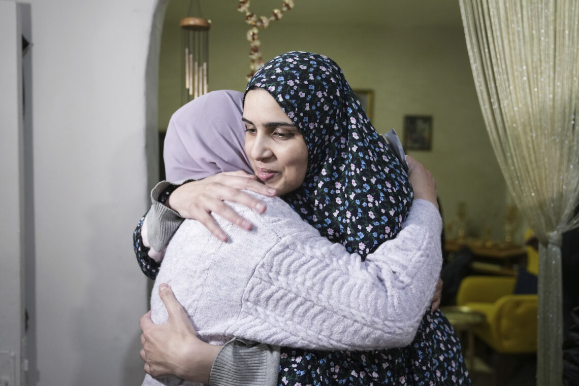 Marah Bakir (derecha), una expresa palestina liberada por las autoridades israelíes, es recibida por sus parientes en la vivienda familiar en el vecindario de Beit Hanina, en Jerusalén Este, el 24 de noviembre de 2023. (Foto: Mahmoud Illean / AP)
