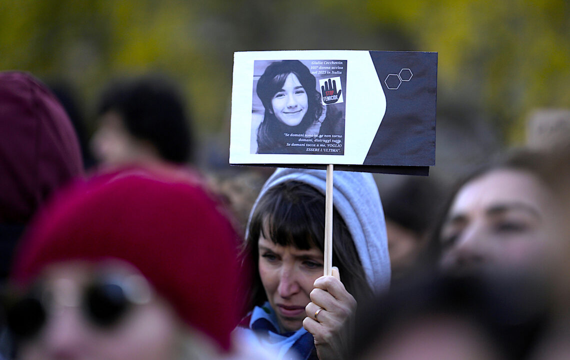 Una mujer alza un cartel con el retrato de Giulia Cecchettin, presuntamente asesinada por su exnovio, en el Día Internacional de la Eliminación de la Violencia contra la Mujer. (Foto: Luca Bruno / AP, archivo)