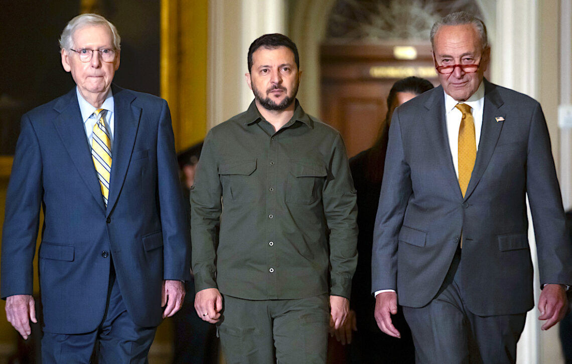 El presidente ucraniano Volodymyr Zelenskyy (centro) camina junto al líder de la minoría en el Senado de Estados Unidos, Mitch McConnell (izquierda) y el líder de la mayoría en el Senado Chuck Schumer, en el Capitolio. (Foto: Mark Schiefelbein / AP, archivo)
