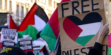 Manifestantes con banderas y pancartas realizan una manifestación propalestina en Whitehall, la calle de los edificios de gobierno en Londres. (Foto: Alberto Pezzali / AP)