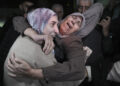 Shuruq Dwayat, a la izquierda, una prisionera palestina liberada por Israel, es abrazada por familiares a su llegada a casa en el vecindario de Sur Bahar, en Jerusalén Oriental, el domingo 26 de noviembre de 2023. (Foto: AP/Mahmoud Illean)