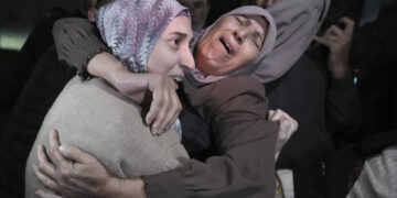 Shuruq Dwayat, a la izquierda, una prisionera palestina liberada por Israel, es abrazada por familiares a su llegada a casa en el vecindario de Sur Bahar, en Jerusalén Oriental, el domingo 26 de noviembre de 2023. (Foto: AP/Mahmoud Illean)