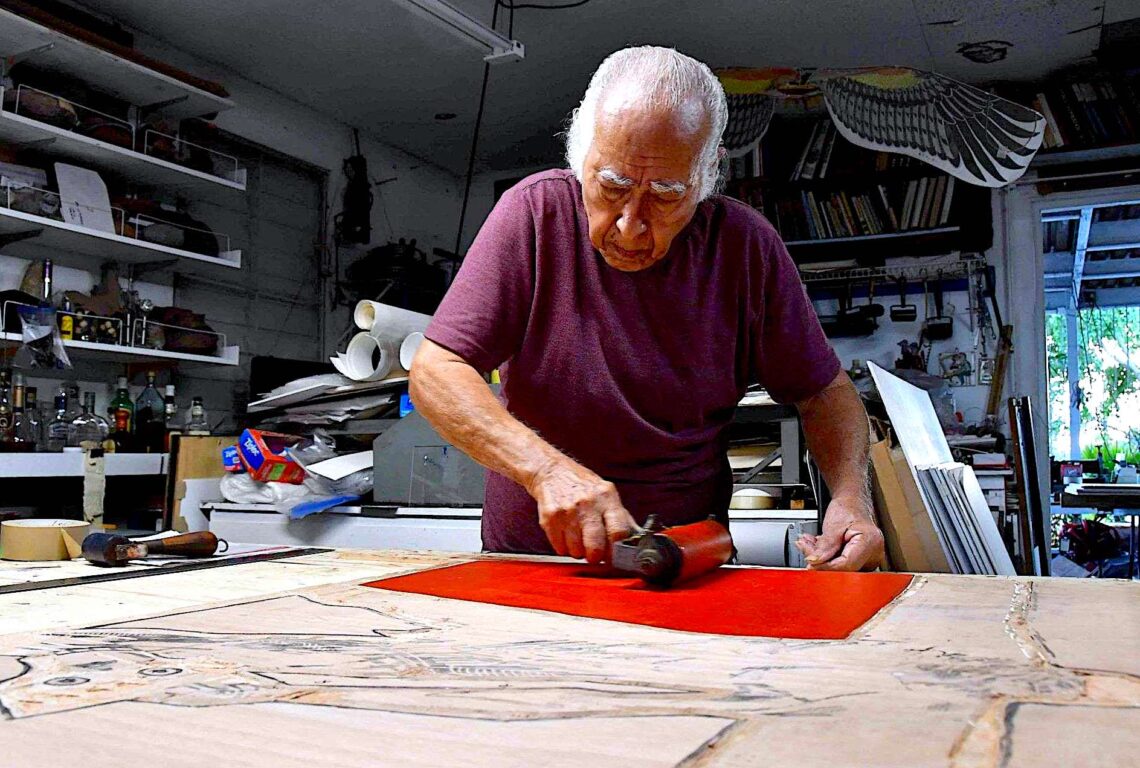 José R. Alicea en su taller entintando un grabado, (Foto: Museo de Historia, Antropología y Arte de la Universidad de Puerto Rico, Recinto de Rio Piedras)