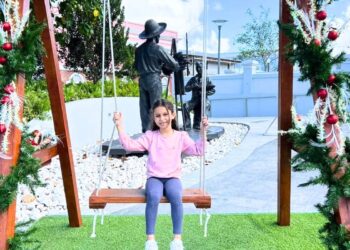 Amalia, una de las niñas ganadoras del certamen de dibujos navideños, en la plaza pública de Cayey. (Foto suministrada)