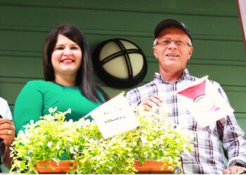 El alcalde de Cayey, Rolando Ortiz Velázquez, y la representante del distrito Cidra Cayey, Gretchen Marie Hau. (Foto suministrada)
