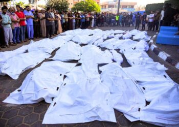 Palestinos lloran a familiares que murieron en un bombardeo israelí en la Franja de Gaza, frente a la morgue de Deir al Balah, el lunes 6 de noviembre de 2023. (Foto: AP/Hatem Moussa)