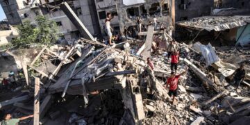 Palestinos miran a la destrucción después de ataques israelíes contra la Franja de Gaza, en Jan Yunis, el sábado 4 de noviembre de 2023. (Foto: AP/Fatima Shbair)