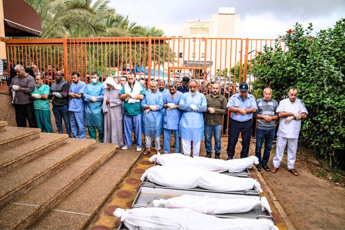 Palestinos lloran a sus familiares que murieron en un bombardeo israelí en la Franja de Gaza, el martes 14 de noviembre de 2023, en el hospital de Jan Yunis. (Foto: AP/Fatima Shbair)