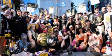 Miembros del sindicato SAG-AFTRA en huelga posan para una foto grupal afuera de los estudios de Netflix, el miércoles 8 de noviembre de 2023, en Los Ángeles. (Foto: AP/Chris Pizzello)