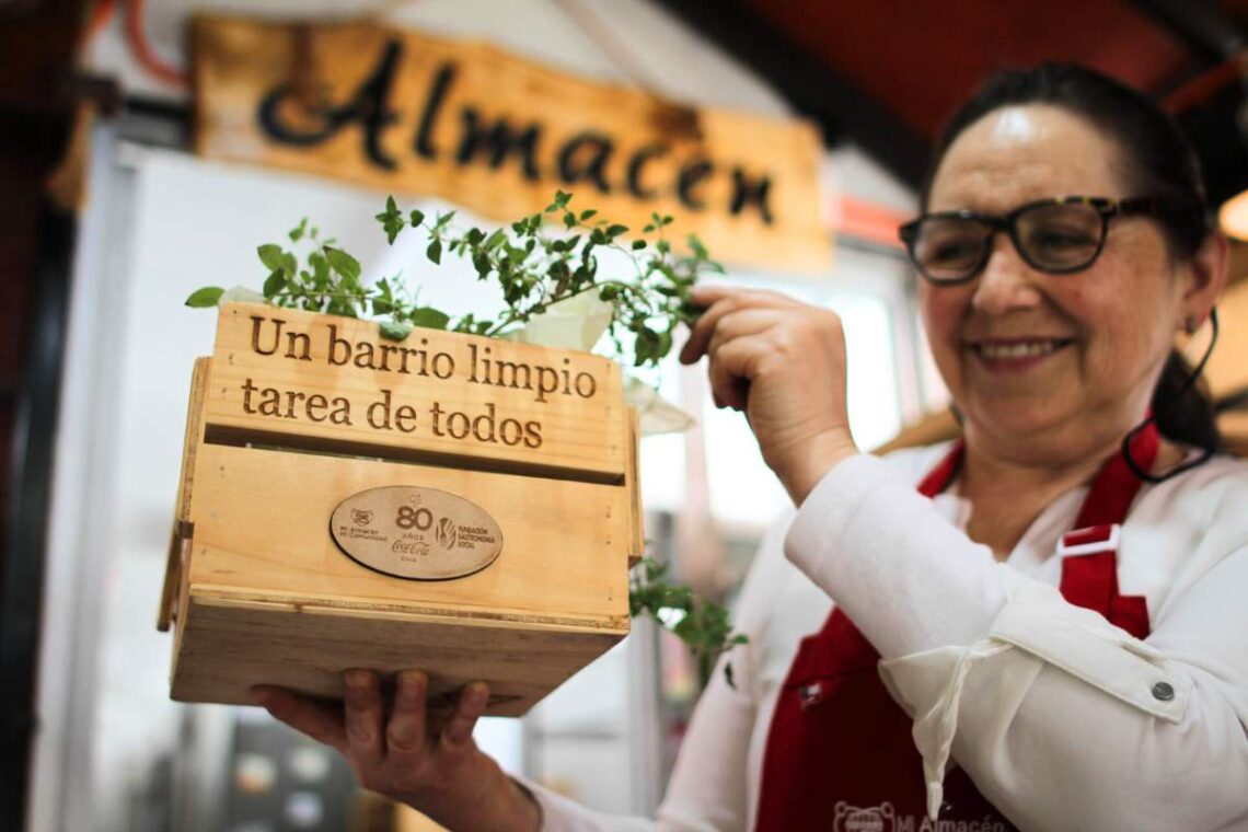 Marta Zapata, dueña de un pequeño almacén, posa para EFE en su negocio el 21 de noviembre de 2023, en Santiago (Chile). (Foto:EFE/ Don Ze Moscoso Sebastián)