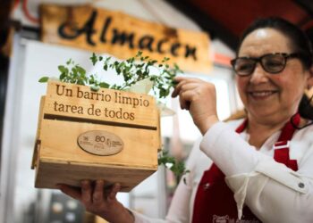 Marta Zapata, dueña de un pequeño almacén, posa para EFE en su negocio el 21 de noviembre de 2023, en Santiago (Chile). (Foto:EFE/ Don Ze Moscoso Sebastián)