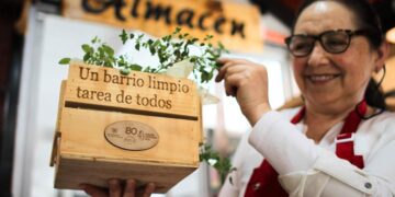 Marta Zapata, dueña de un pequeño almacén, posa para EFE en su negocio el 21 de noviembre de 2023, en Santiago (Chile). (Foto:EFE/ Don Ze Moscoso Sebastián)